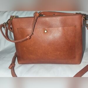 Madewell The Transport  Leather Crossbody in English Saddle Color.